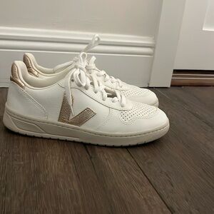 Veja V-10 Sneakers - NEW